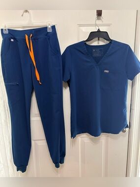 Figs V-Neck One-pocket sz small and Zamora joggers XS Tall